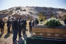 Photo of mourners at a funeral for a victim of 新型冠状病毒肺炎 held in New Mexico.